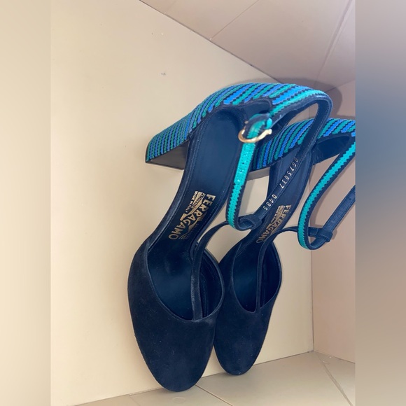 Beautiful color block Salvatore Ferragamo chunky t-strap heel. - Picture 5 of 10